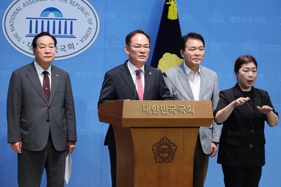 기자회견하는 국민의힘 국방위원들