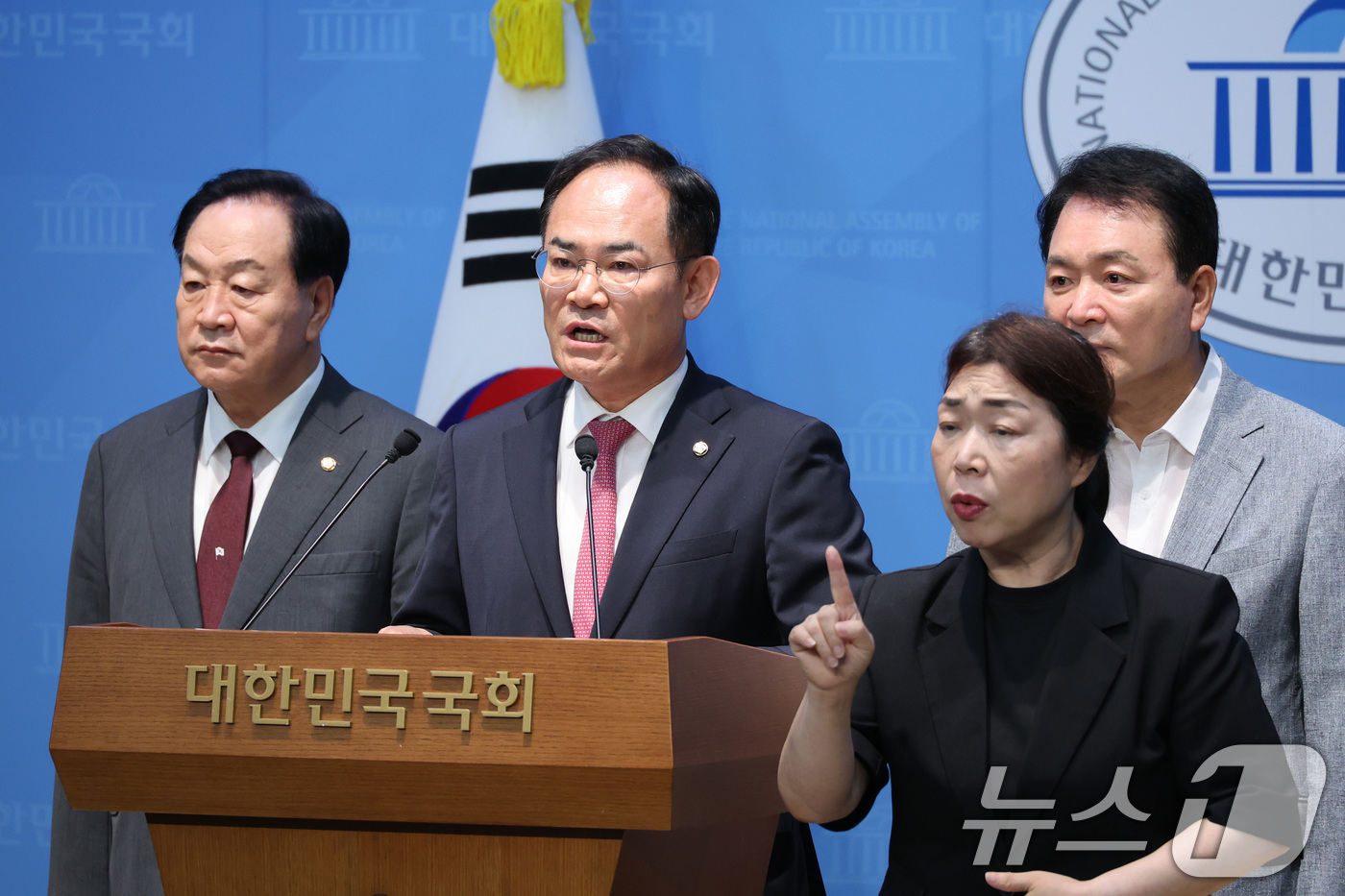 (서울=뉴스1) 신웅수 기자 = 국방위원회 소속인 한기호(왼쪽부터), 임종득, 성일종 국민의힘 의원이 6일 서울 여의도 국회 소통관에서 사관학교 통합 관련 기자회견을 하고 있다. …