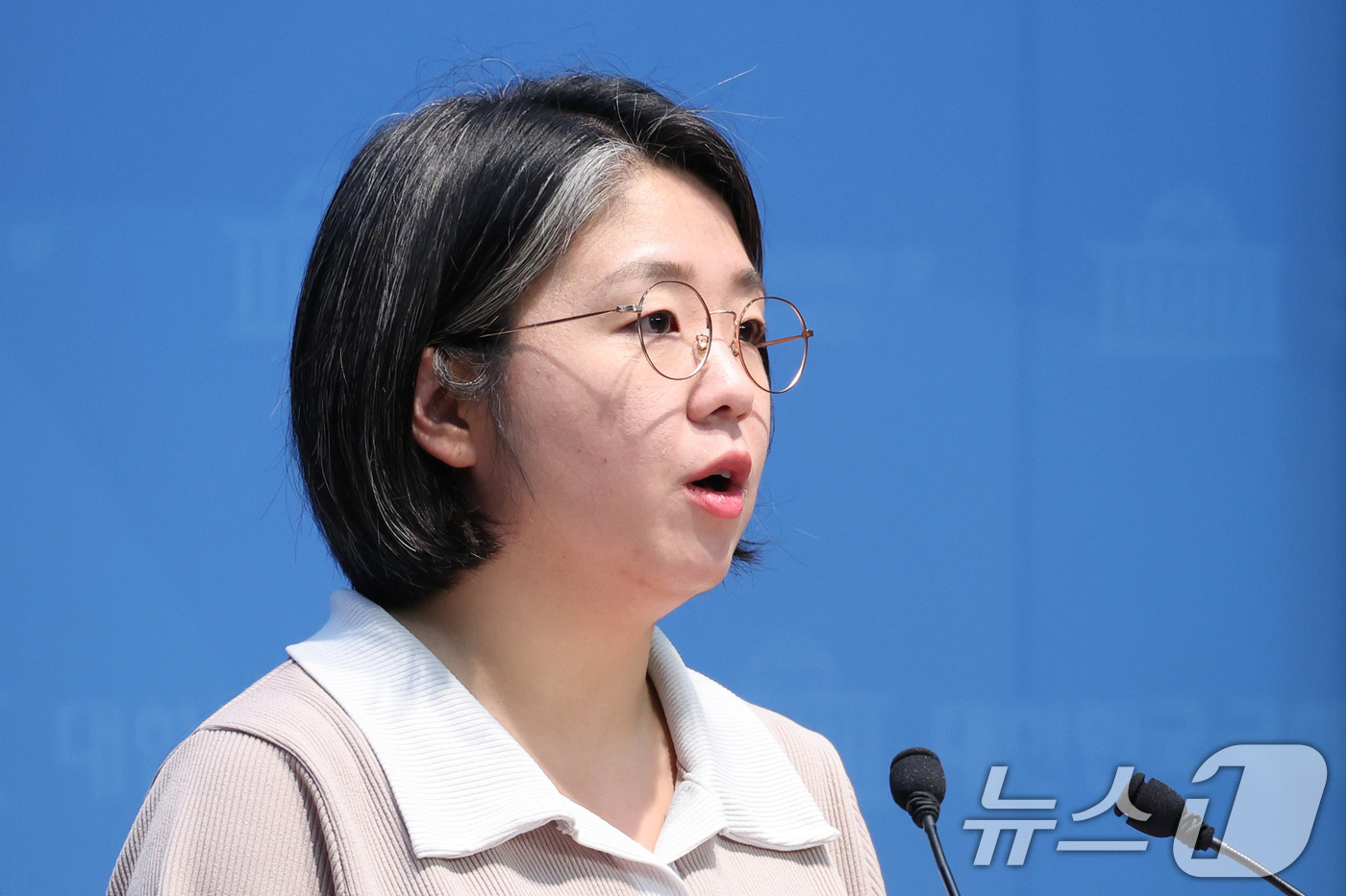 (서울=뉴스1) 신웅수 기자 = 용혜인 기본소득당 대표가 6일 서울 여의도 국회 소통관에서 집회 및 시위에 관한 법률 개정안 발의 기자회견을 하고 있다. 2026.8.6/뉴스1