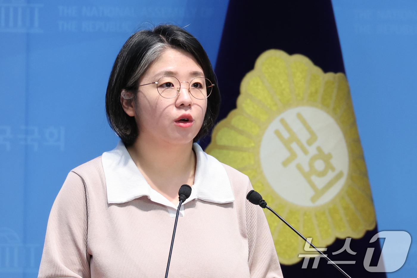 (서울=뉴스1) 신웅수 기자 = 용혜인 기본소득당 대표가 6일 서울 여의도 국회 소통관에서 집회 및 시위에 관한 법률 개정안 발의 기자회견을 하고 있다. 2026.8.6/뉴스1