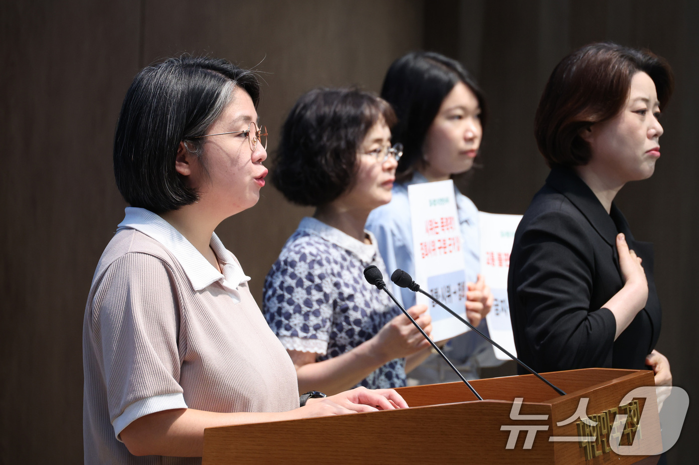 (서울=뉴스1) 신웅수 기자 = 용혜인 기본소득당 대표가 6일 서울 여의도 국회 소통관에서 집회 및 시위에 관한 법률 개정안 발의 기자회견을 하고 있다. 2026.8.6/뉴스1