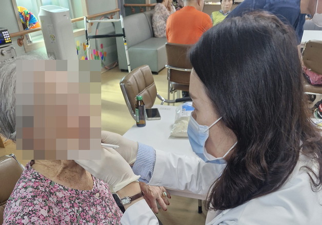 논산시, 찾아가는 구강건강관리 서비스…주간보호센터 방문
