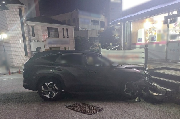 아파트 상가 계단 승용차 돌진…놀란 목격자 과호흡 '병원 이송'