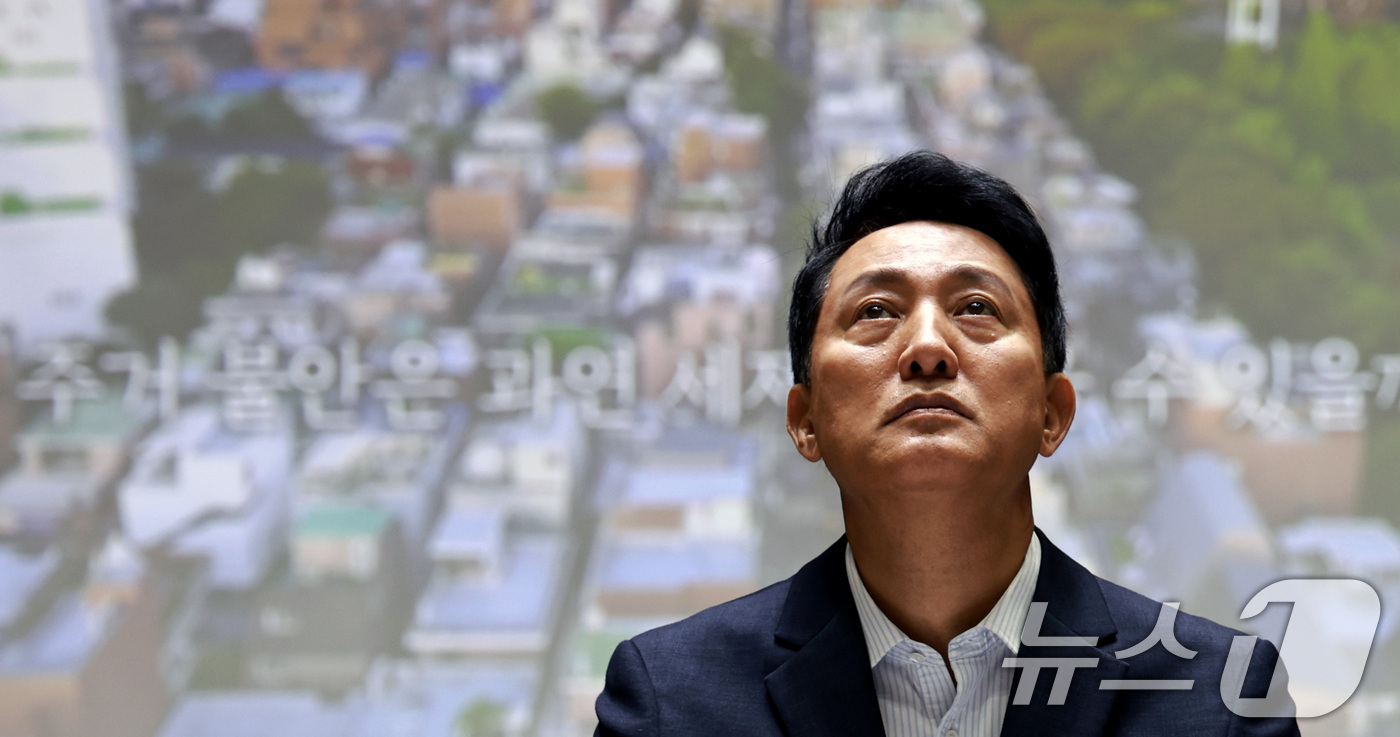(서울=뉴스1) 구윤성 기자 = 오세훈 서울시장이 6일 오전 서울시청에서 열린 '부동산 정상화를 위한 서울시민 대토론회'에서 부동산 관련 영상을 시청하고 있다. 2026.8.6/뉴 …