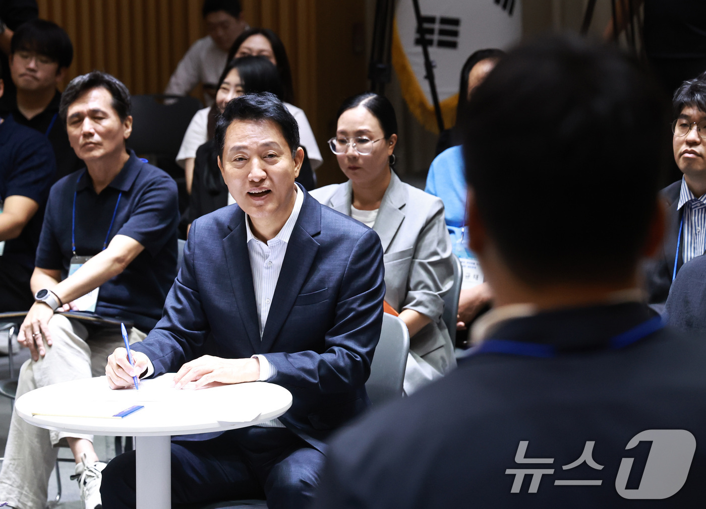 (서울=뉴스1) 구윤성 기자 = 오세훈 서울시장이 6일 오전 서울시청에서 열린 '부동산 정상화를 위한 서울시민 대토론회'에서 참석자 발언을 듣고 있다. 2026.8.6/뉴스1