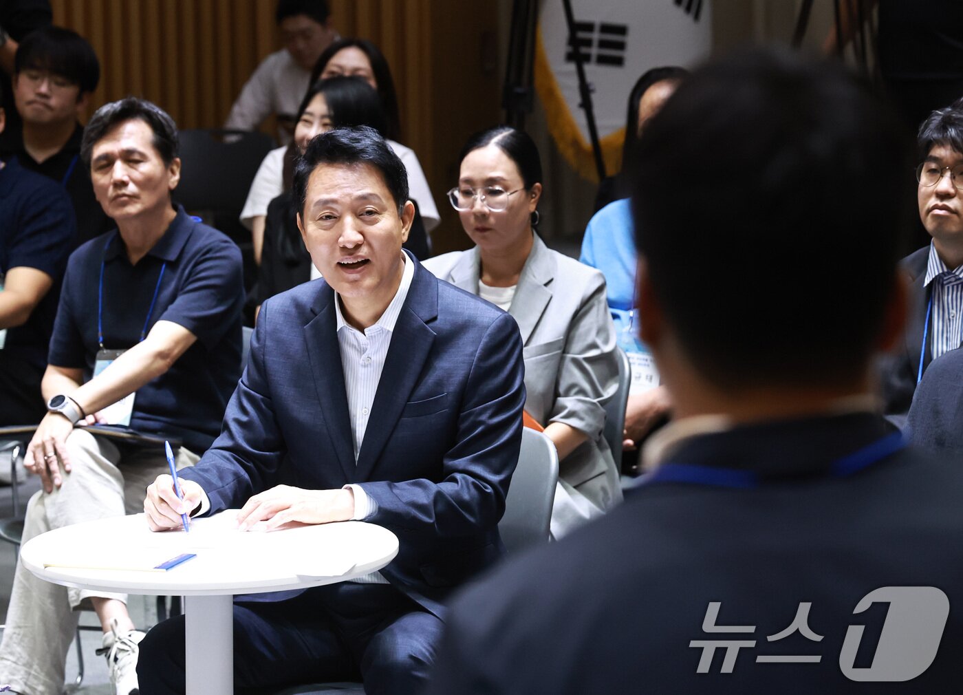 본문 이미지 - 오세훈 서울시장이 6일 오전 서울시청에서 열린 '부동산 정상화를 위한 서울시민 대토론회'에서 참석자 발언을 듣고 있다. 2026.8.6 ⓒ 뉴스1 구윤성 기자