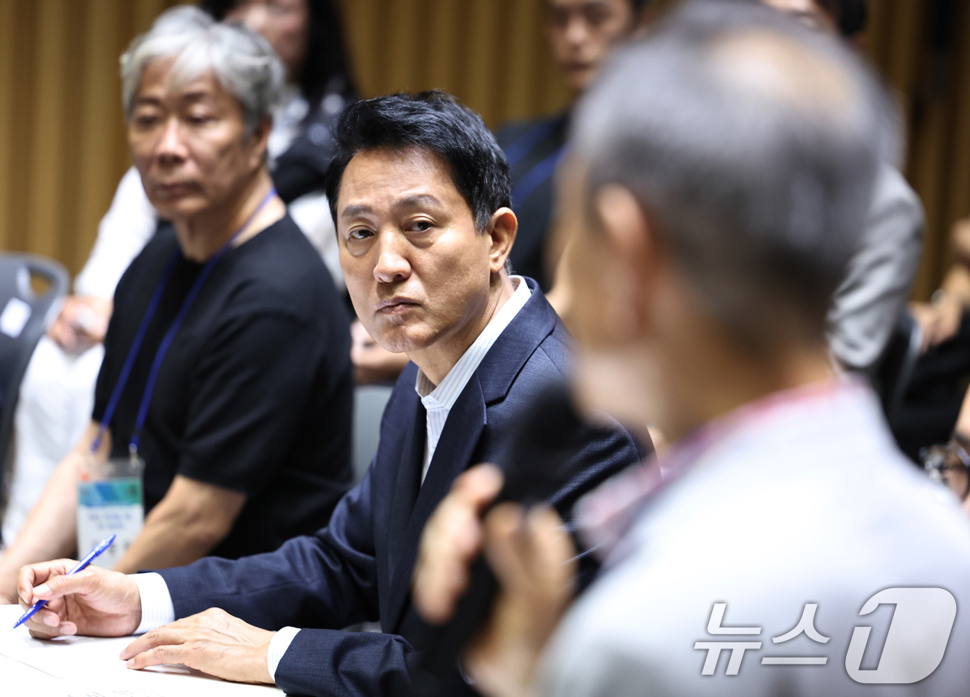 (서울=뉴스1) 구윤성 기자 = 오세훈 서울시장이 6일 오전 서울시청에서 열린 '부동산 정상화를 위한 서울시민 대토론회'에서 참석자 발언을 듣고 있다. 2026.8.6/뉴스1