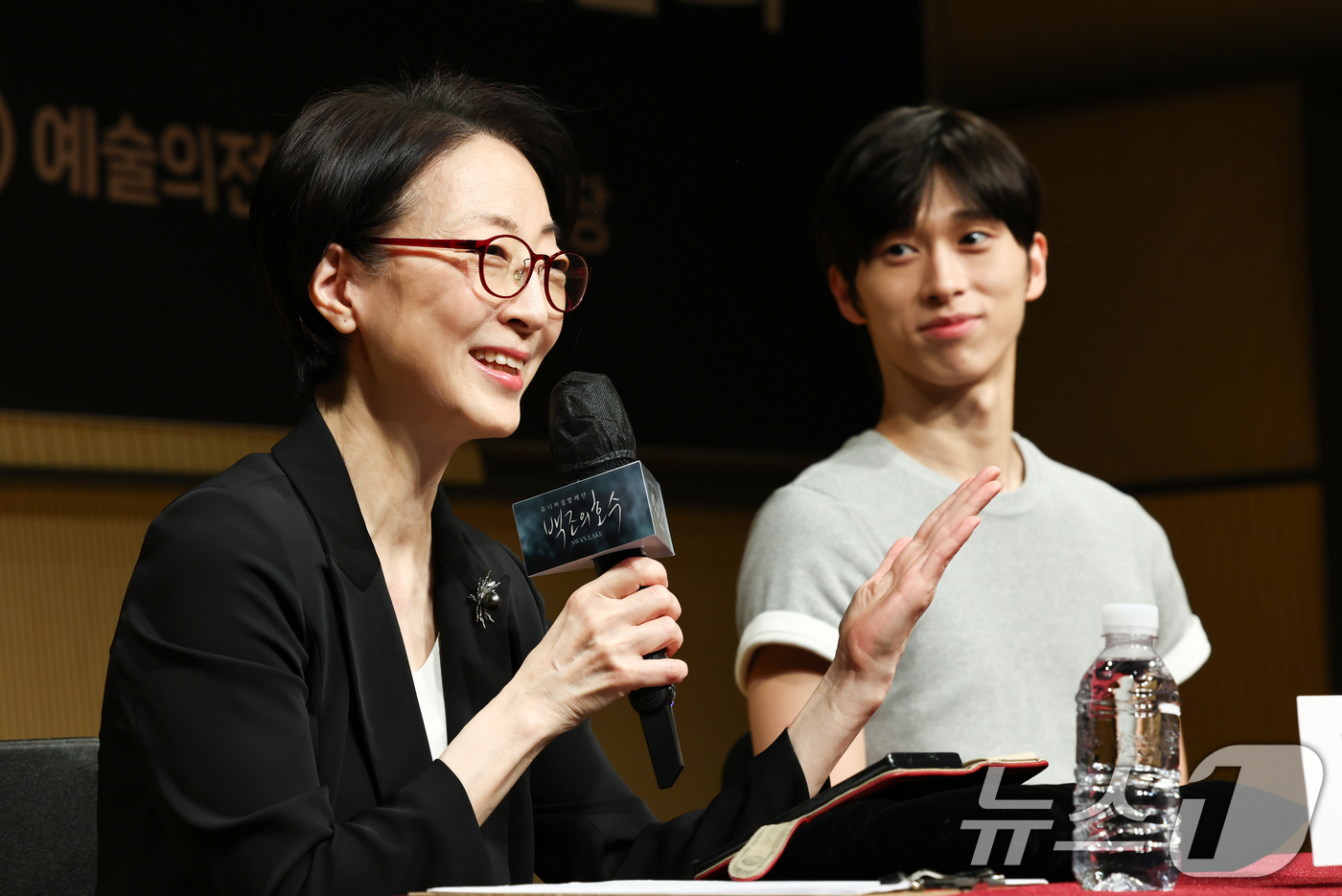 (서울=뉴스1) 최지환 기자 = 문훈숙 유니버설발레단 단장이 6일 오후 서울 서초구 예술의전당 음악당에서 열린 2026 예술의전당&유니버설발레단 '백조의 호수' 기자간담회에서 인사 …