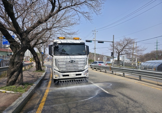 안산시, 도심 열섬 완화 살수차 8대 가동…평일·주말·공휴일 운영