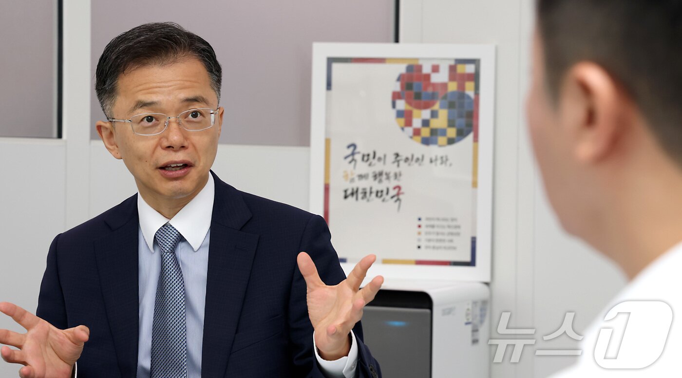 본문 이미지 - 김석기 국토교통부 건설정책국장이 6일 세종시 정부세종청사에서 <뉴스1>과 인터뷰하며 해외건설 투자개발사업의 금융 경쟁력과 정책금융 지원 방안을 강조하고 있다. 2026.8.6 ⓒ 뉴스1 김기남 기자