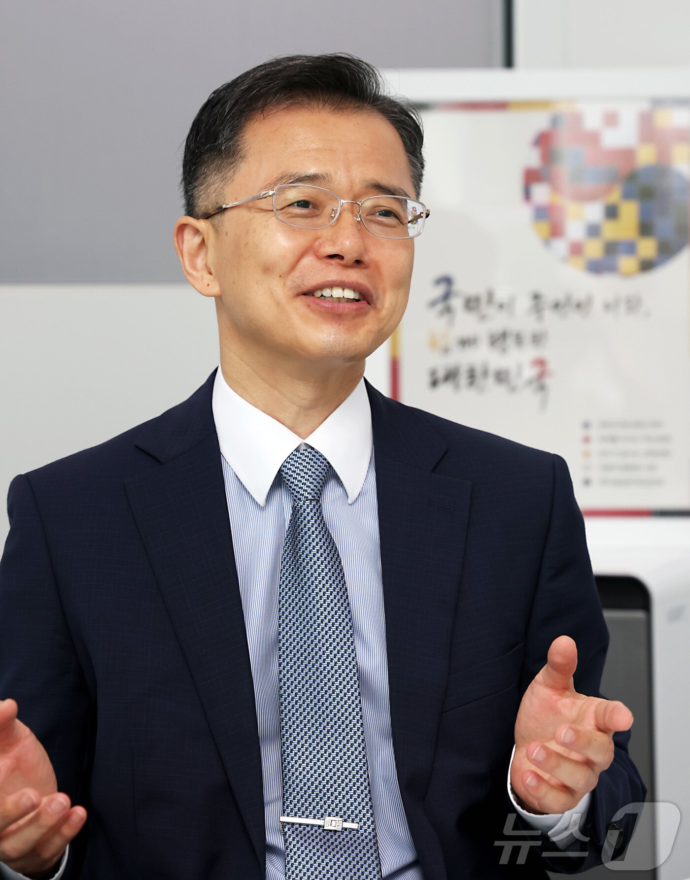 본문 이미지 - 김석기 국토교통부 건설정책국장이 6일 세종시 정부세종청사에서 <뉴스1>과 인터뷰하며 정부 간 협력(G2G)을 통한 미국 인프라 시장 진출 및 KIND 육성 방안을 제시하고 있다. 2026.8.6 ⓒ 뉴스1 김기남 기자