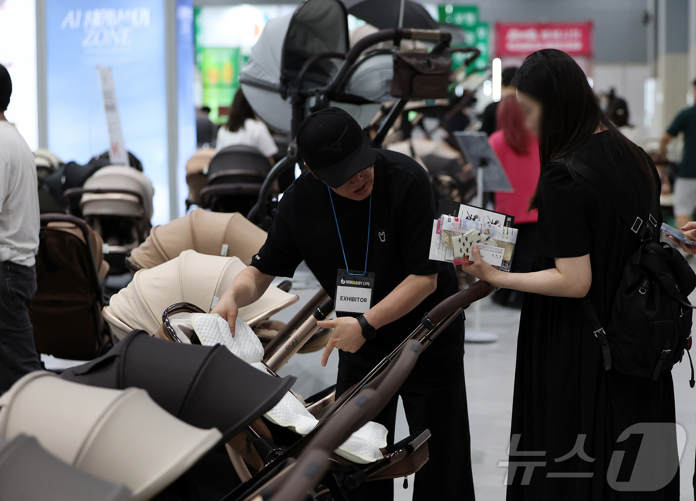 (서울=뉴스1) 김진환 기자 = 6일 서울 강서구 코엑스 마곡에서 열린 ‘제54회 맘앤베이비엑스포’에서 관람객들이 유모차는 살펴보고 있다. 2026.8.6/뉴스1