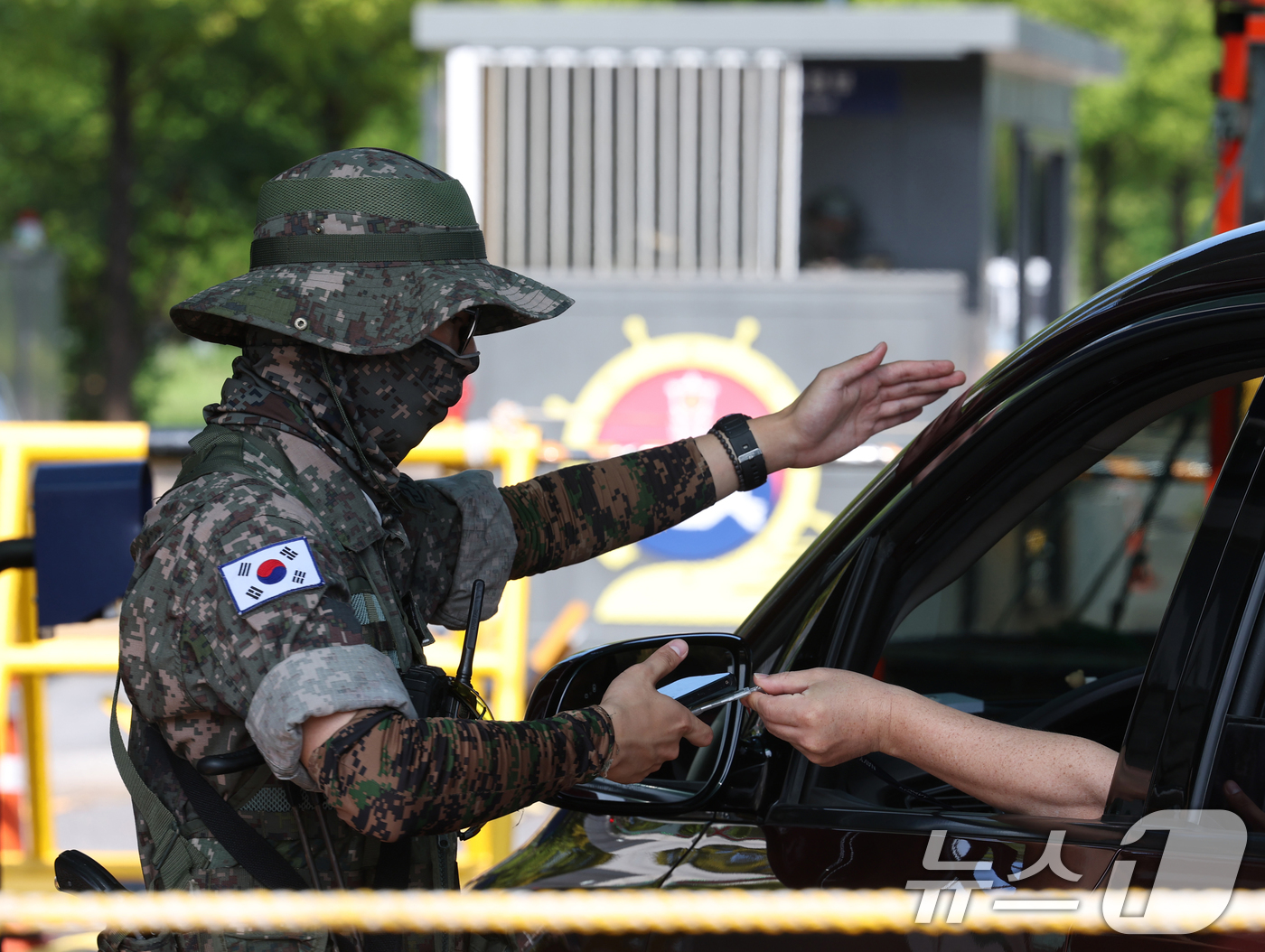 (평택=뉴스1) 김영운 기자 = 밤낮없는 무더위가 지속되면서 수도권 곳곳에 폭염특보 최상위 단계인 폭염중대경보가 추가로 내려진 6일 경기 평택시 포승읍 해군 제2함대 사령부 정문 …