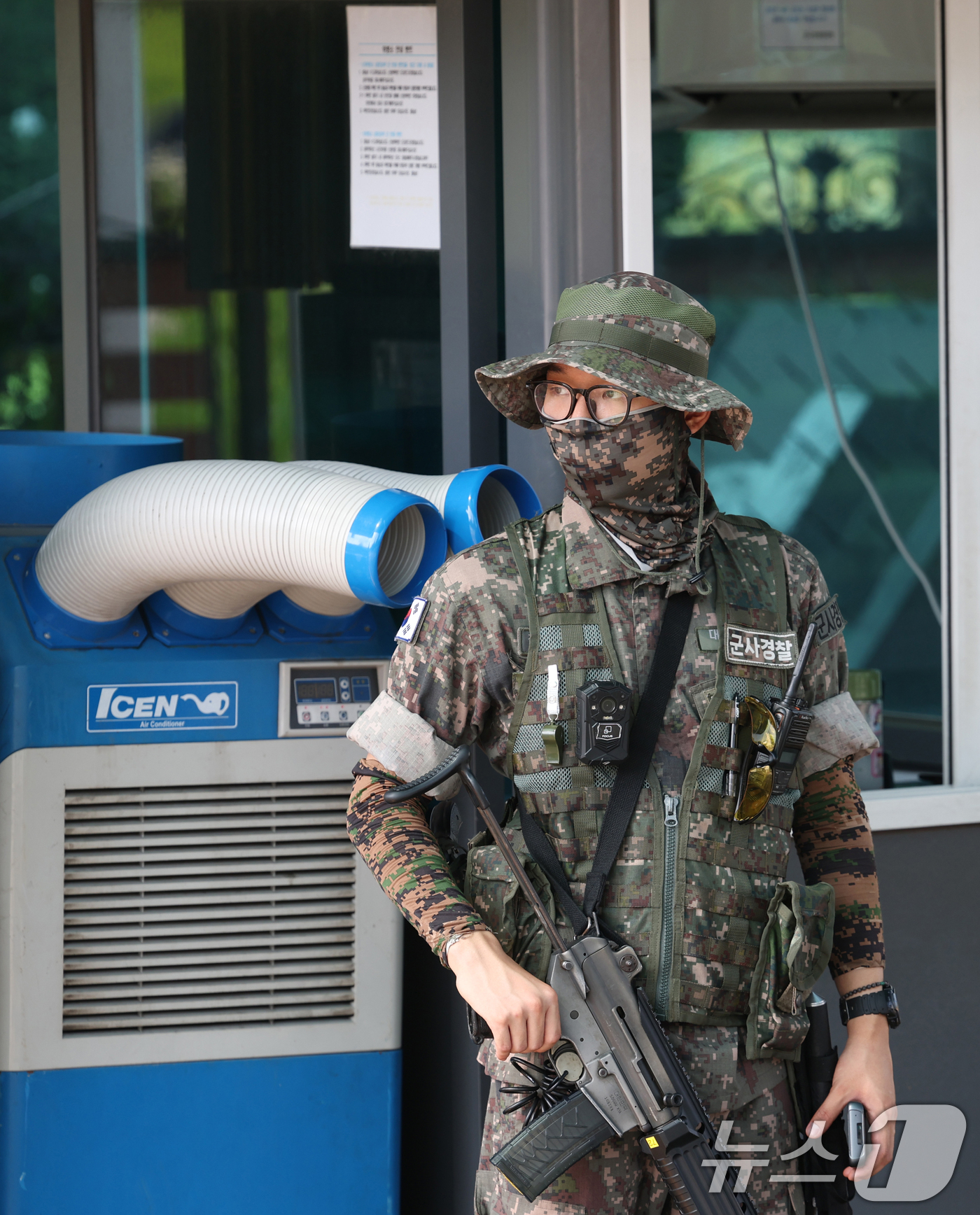 (평택=뉴스1) 김영운 기자 = 밤낮없는 무더위가 지속되면서 수도권 곳곳에 폭염특보 최상위 단계인 폭염중대경보가 추가로 내려진 6일 경기 평택시 포승읍 해군 제2함대 사령부 정문 …
