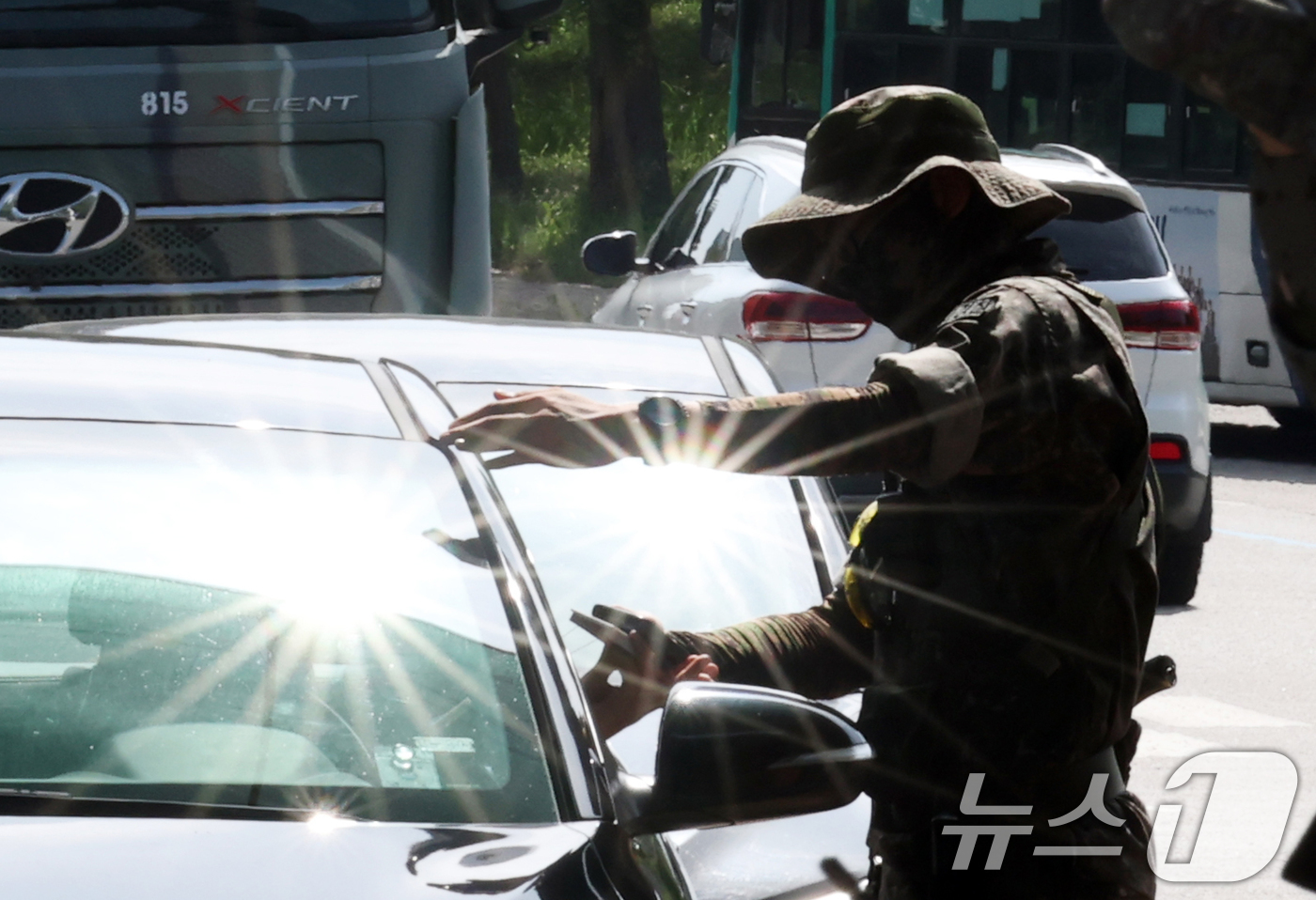 (평택=뉴스1) 김영운 기자 = 밤낮없는 무더위가 지속되면서 수도권 곳곳에 폭염특보 최상위 단계인 폭염중대경보가 추가로 내려진 6일 경기 평택시 포승읍 해군 제2함대 사령부 정문 …