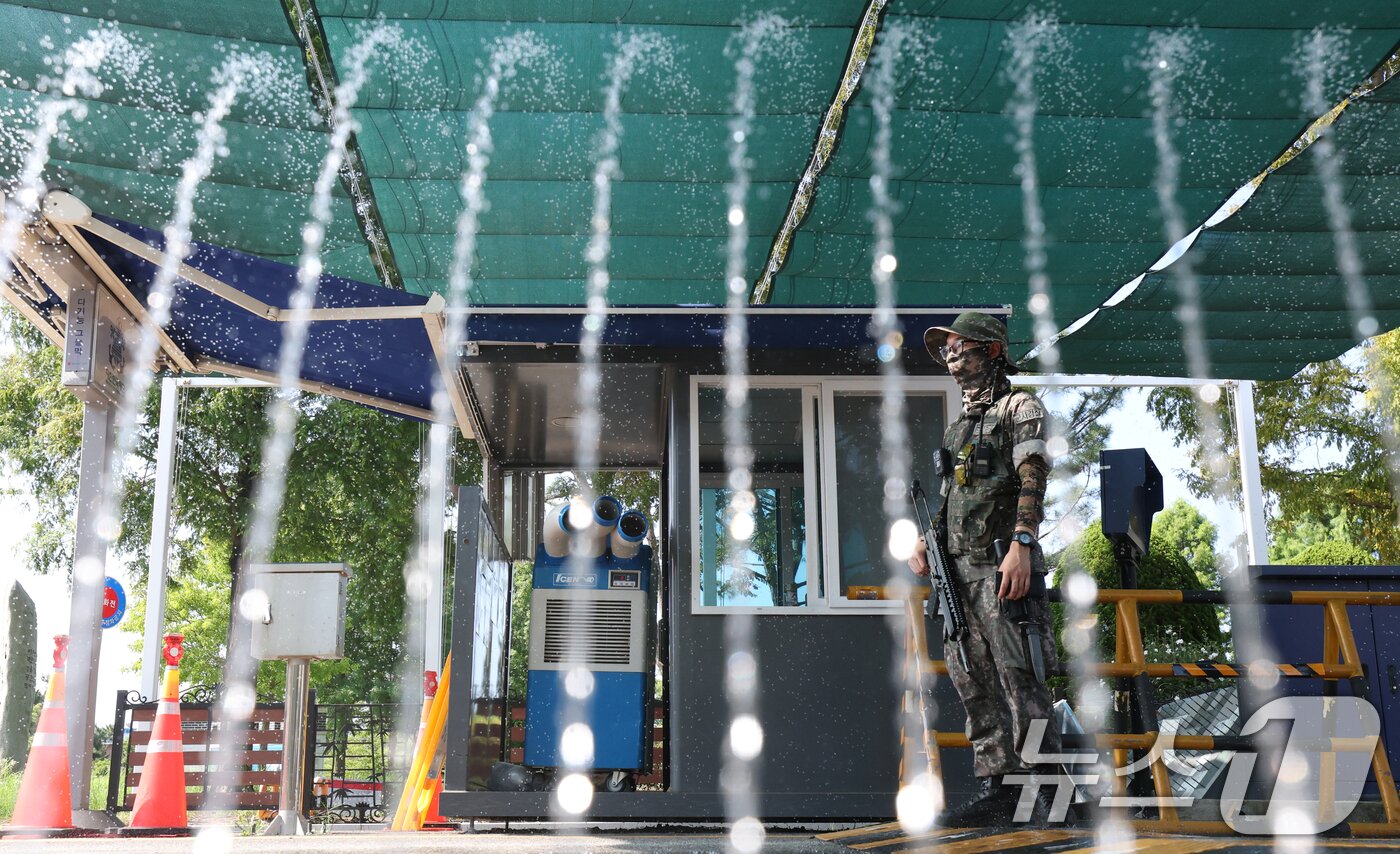 본문 이미지 - 밤낮없는 무더위가 지속되면서 수도권 곳곳에 폭염특보 최상위 단계인 폭염중대경보가 추가로 내려진 6일 경기 평택시 포승읍 해군 제2함대 사령부 정문 위병소 모습. 2026.8.6 ⓒ 뉴스1 김영운 기자