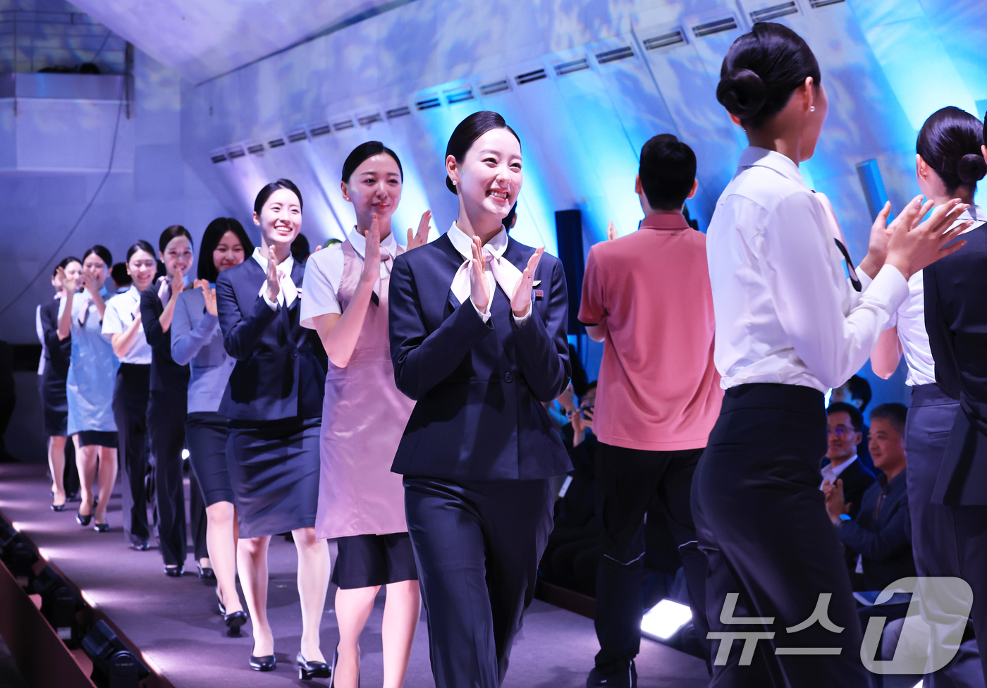 (서울=뉴스1) 공항사진기자단 = 6일 서울 강남구 소노펠리체 컨벤션에서 열린 ‘트리니티 항공 브랜드 런칭 & 유니폼 런웨이’에서 승무원들이 워킹을 하고 있다. 2026.8.6/뉴 …
