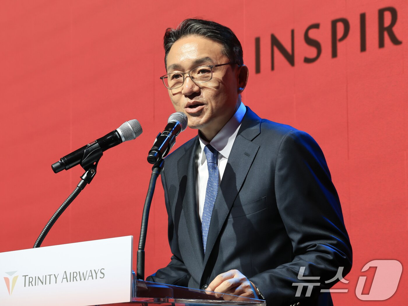 본문 이미지 - 이상윤 트리니티항공 대표이사가 6일 서울 강남구 소노펠리체 컨벤션에서 열린 '트리니티항공 브랜드 런칭 & 유니폼 런웨이 행사'에서 인사말을 하고 있다. 2026.8.6 ⓒ 뉴스1 공항사진기자단