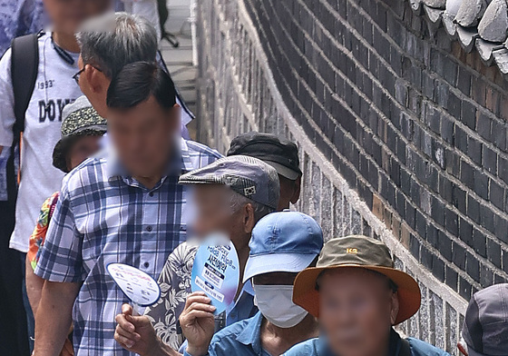 '부채질을 해보지만'
