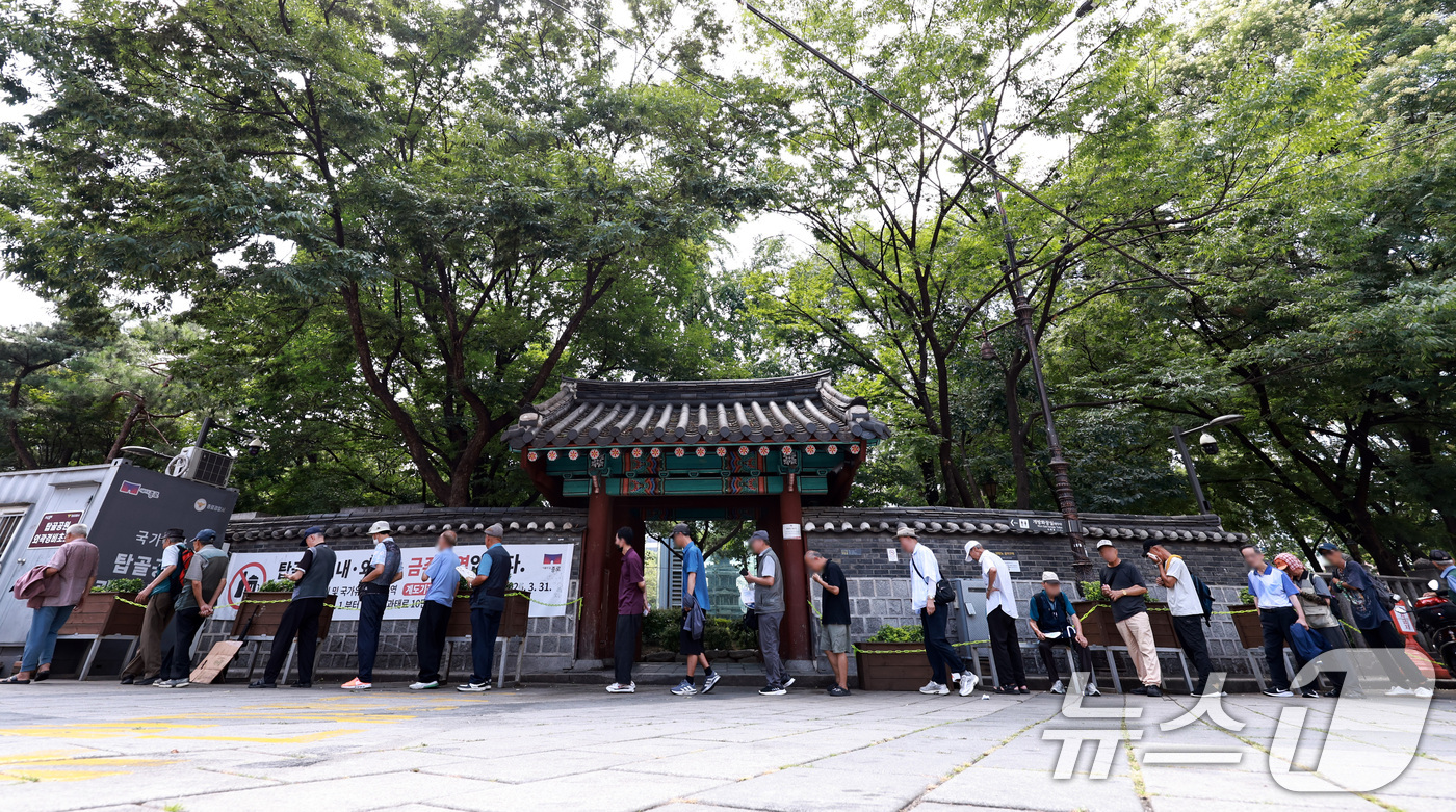 (서울=뉴스1) 구윤성 기자 = 사흘째 폭염중대경보가 내려진 6일 서울 종로구 탑골공원에서 노인들이 무료급식 배식을 위해 줄을 서고 있다.  2026.8.6/뉴스1