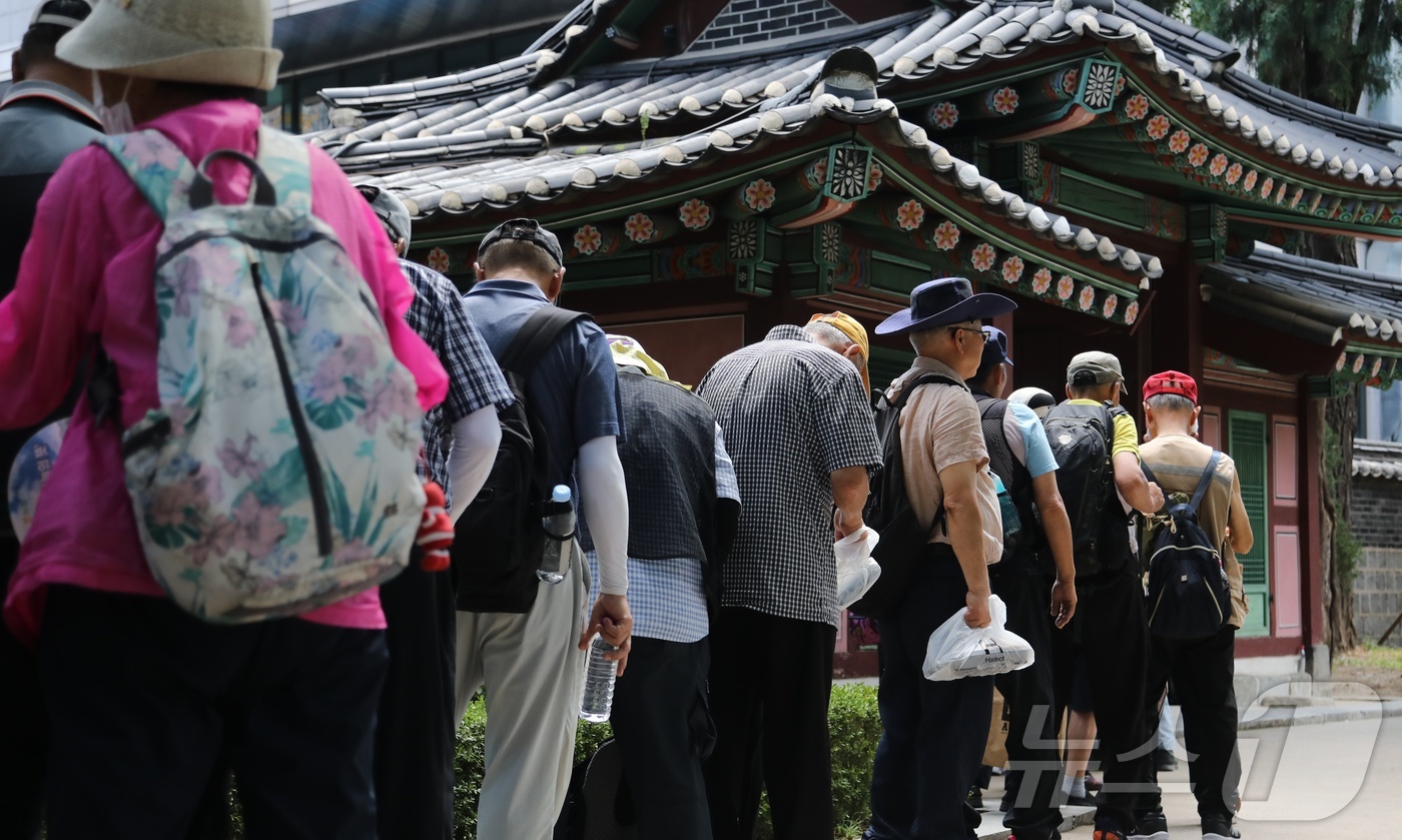 (서울=뉴스1) 김범수 수습기자 = 기록적인 폭염으로 사흘째 폭염중대경보가 발효된 6일 서울 종로구 탑골공원 인근에서 어르신들이 무료 급식을 받기 위해 줄을 서고 있다.  2026 …