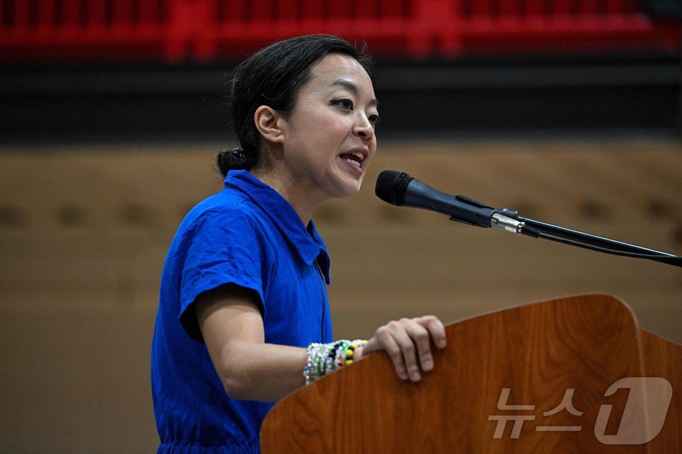 본문 이미지 - 지난 2일(현지시간) 프란체스카 홍 위스콘신주 민주당 주지사 후보가 위스콘신주 밀워키에서 열린 선거 유세 도중 연설하고 있다. 2026.08.02 ⓒ AFP=뉴스1
