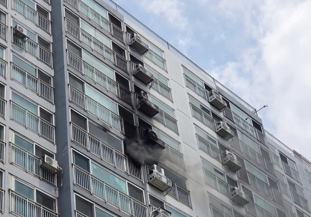 파주 다율동 아파트서 불…2명 병원 이송