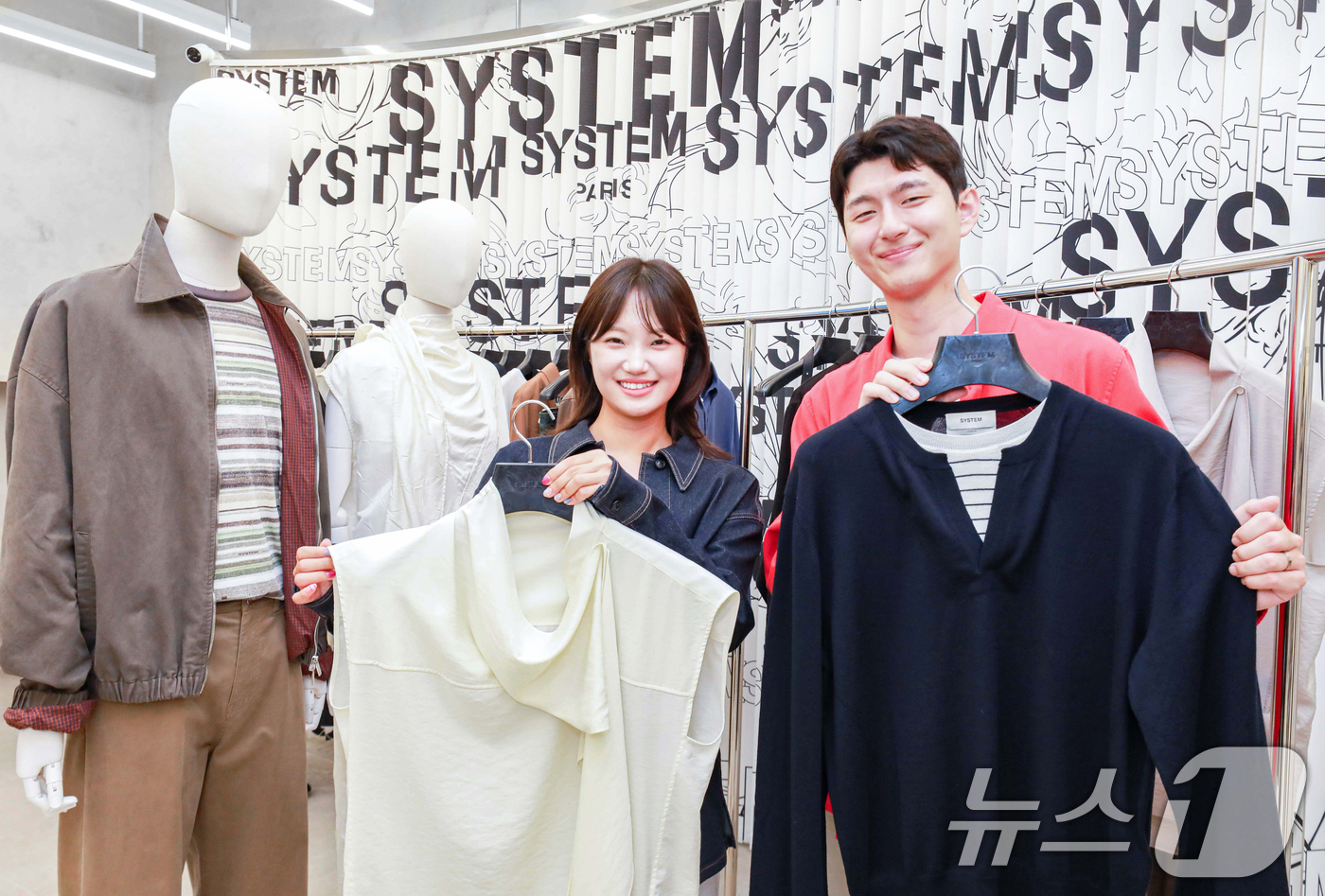 (서울=뉴스1) 김명섭 기자 = 6일 경기도 성남시 현대백화점 판교점 2층 시스템파리 매장에서 직원들이 '2026 가을겨울(F/W) 컬렉션' 제품을 선보이고 있다. (현대백화점 제 …