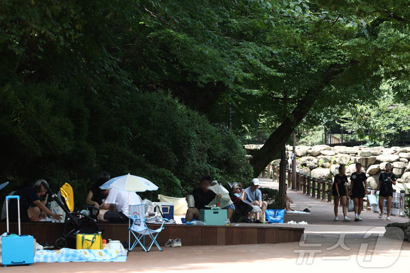 (과천=뉴스1) 김민지 기자 = 연일 극한 폭염이 이어지고 있는 6일 오후 경기 과천시 과천향교 인근 계곡에서 시민들이 더위를 식히고 있다. 2026.8.6/뉴스1
