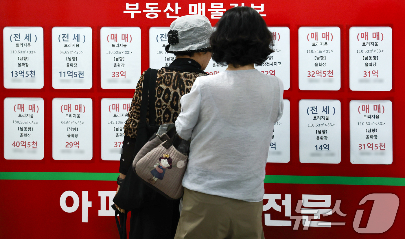 (서울=뉴스1) 최지환 기자 = 재정경제부의 2026년 세제개편안에 따르면 비거주 1주택자의 세 부담이 강화된다. 이런 가운데 정부는 비거주 1주택자를 겨냥한 전세대출 규제도 예고 …