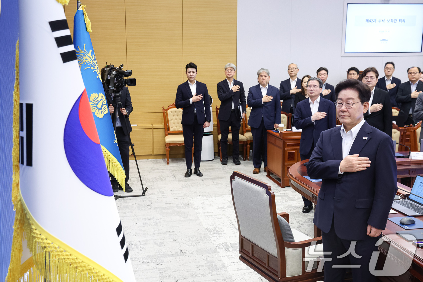 (서울=뉴스1) 이재명 기자 = 이재명 대통령이 6일 청와대에서 열린 수석보좌관회의에서 국민의례를 하고 있다. (청와대통신사진기자단) 2026.8.6/뉴스1