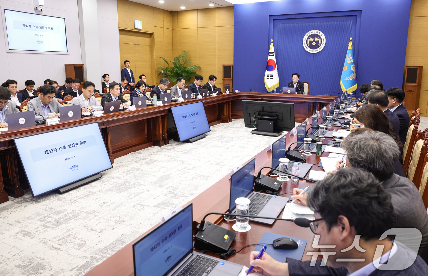 (서울=뉴스1) 이재명 기자 = 이재명 대통령이 6일 청와대에서 열린 수석보좌관회의에서 발언을 하고 있다. (청와대통신사진기자단) 2026.8.6/뉴스1