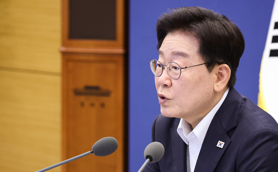 李대통령 "좋은 정책도 국민 피해는 안돼…문제는 성역 없이 고쳐야"