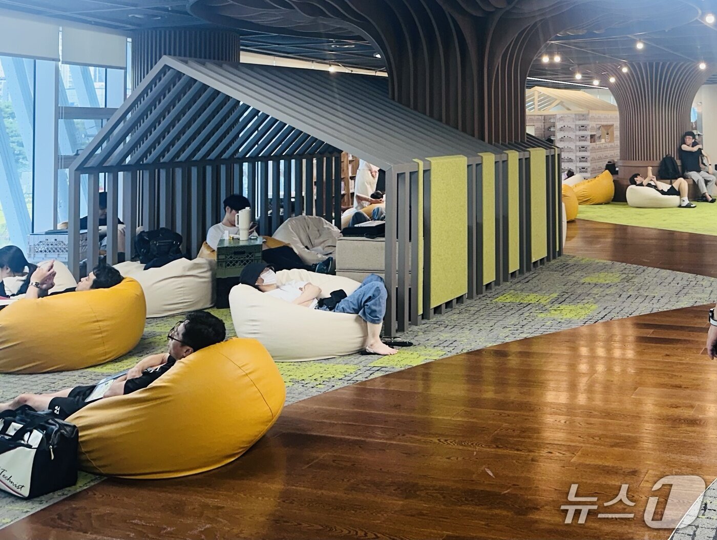 본문 이미지 - 경기도서관에서 책을 읽거나 휴식을 취하는 시민들 2026.8.5 ⓒ 뉴스1 이상휼 기자