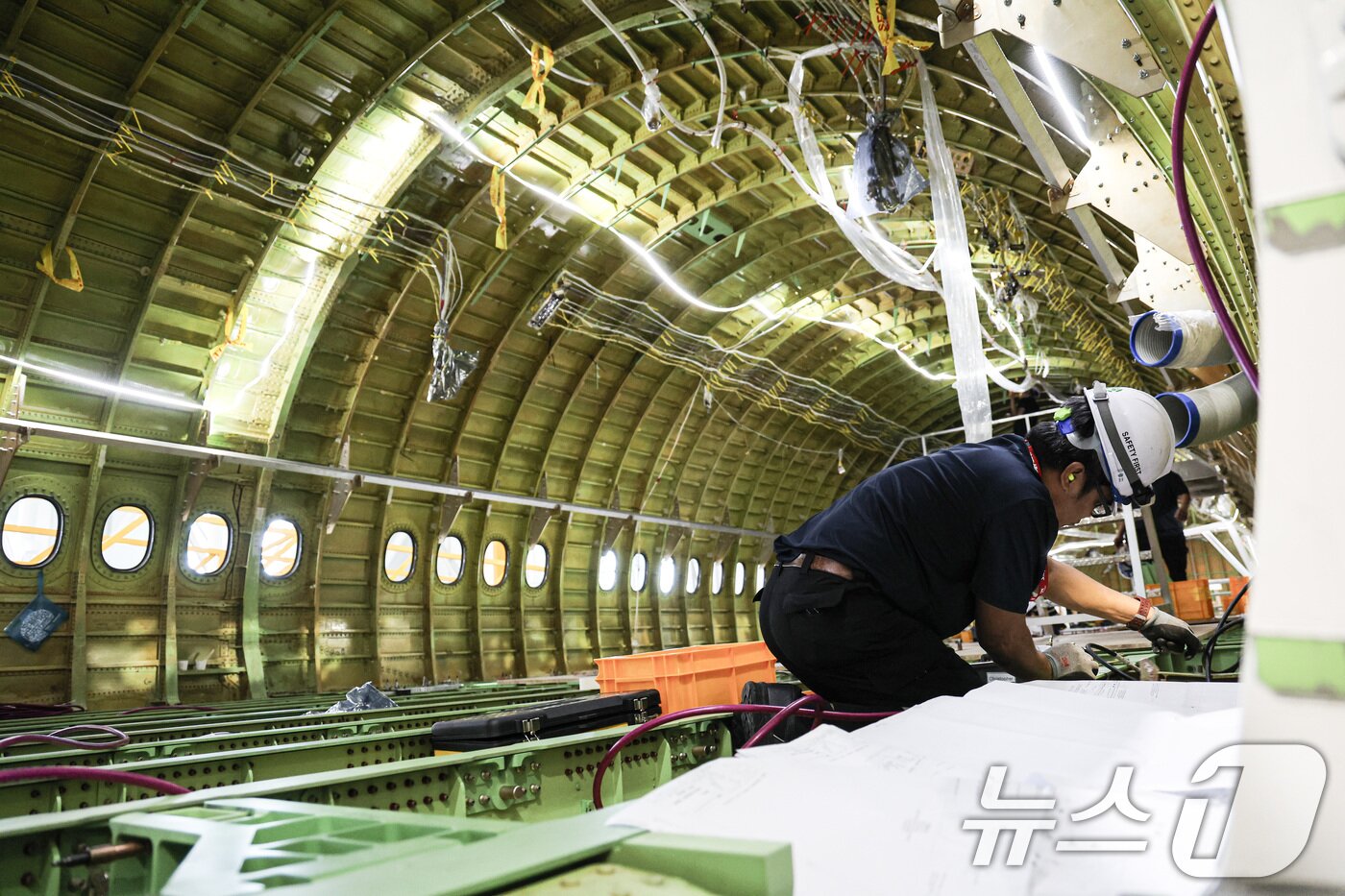 본문 이미지 - 6일 인천국제공항 첨단복합항공단지 내 IKCS 화물기 개조시설에서 보잉 B777 여객기를 화물기로 개조하는 작업이 진행되고 있다. 2026.8.6 ⓒ 뉴스1 공항사진기자단