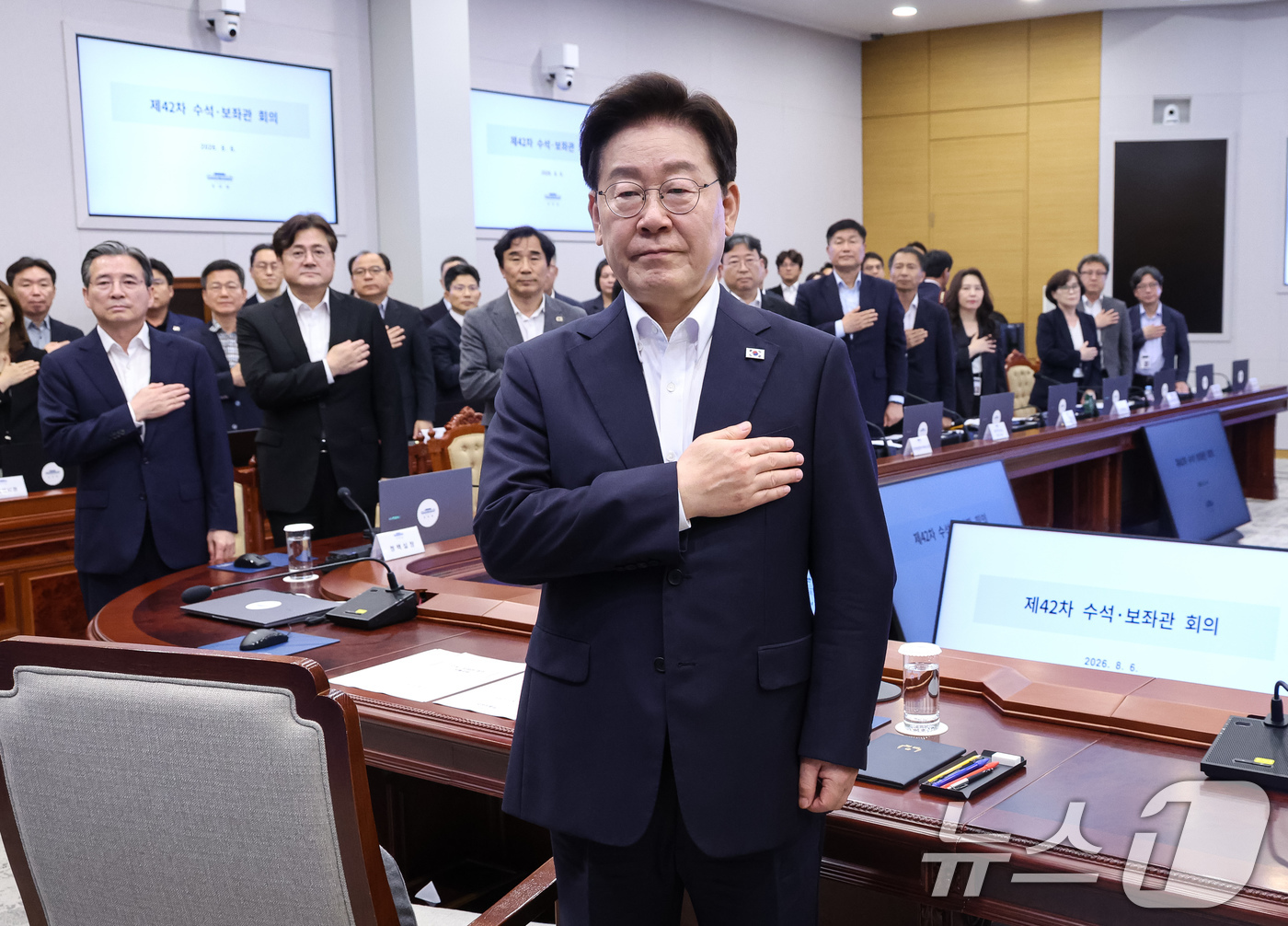 (서울=뉴스1) 이재명 기자 = 이재명 대통령이 6일 청와대에서 열린 수석보좌관회의에서 국민의례를 하고 있다. (청와대통신사진기자단) 2026.8.6/뉴스1