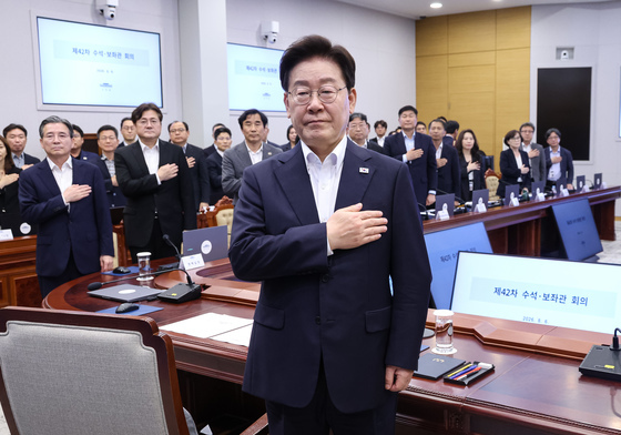 李대통령 "청년들 취약계층 돼가…교육·취업·주거 등 정책 재편 검토"