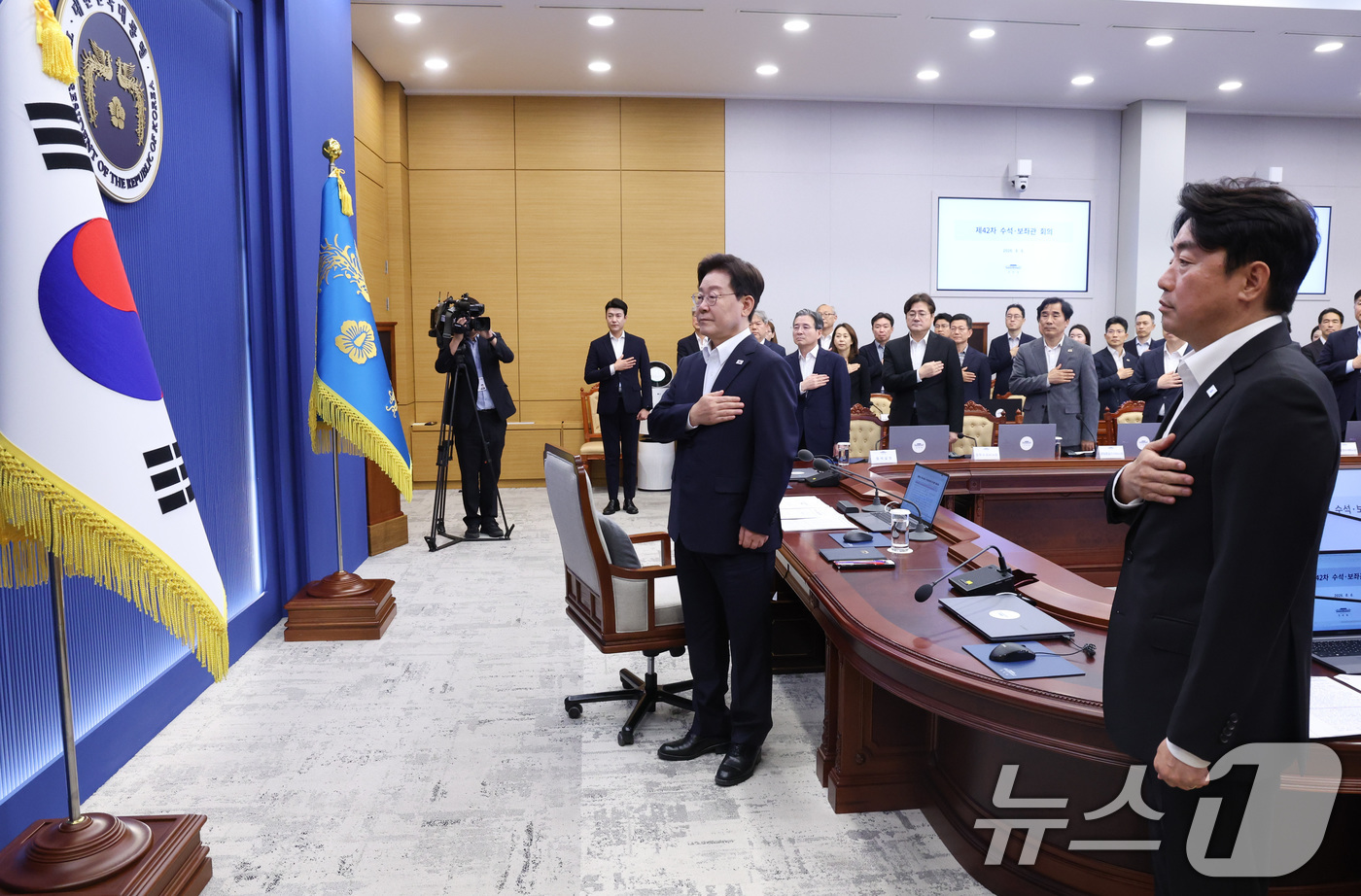 (서울=뉴스1) 이재명 기자 = 이재명 대통령이 6일 청와대에서 열린 수석보좌관회의에서 국민의례를 하고 있다. (청와대통신사진기자단) 2026.8.6/뉴스1