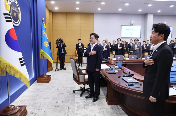 국민의례 하는 이재명 대통령