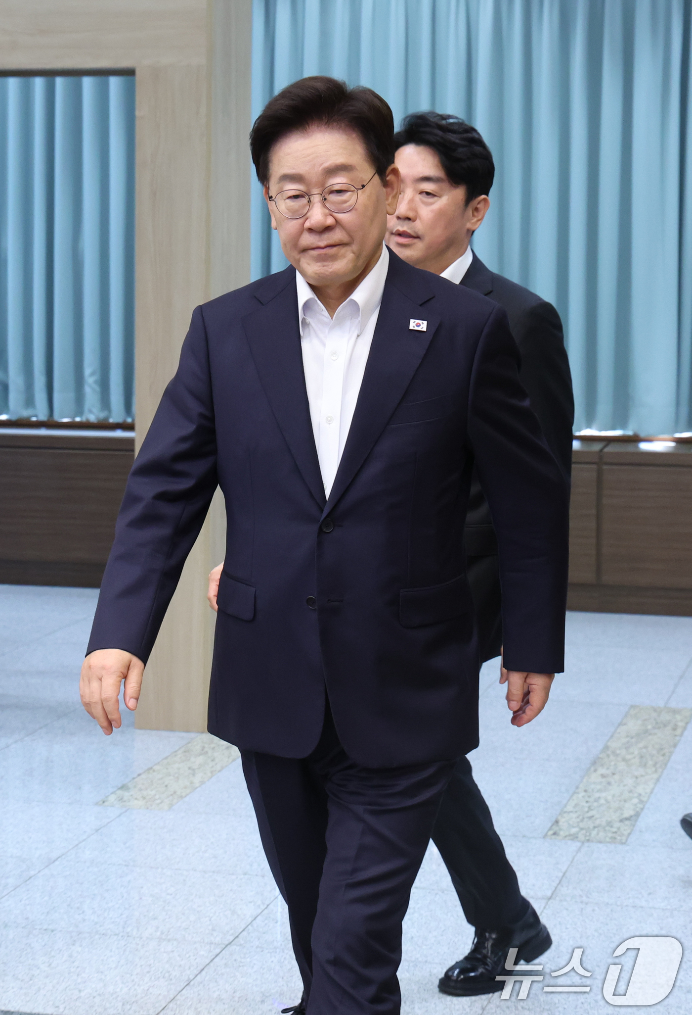 (서울=뉴스1) 이재명 기자 = 이재명 대통령이 6일 청와대에서 열린 수석보좌관회의에 입장하고 있다. (청와대통신사진기자단) 2026.8.6/뉴스1