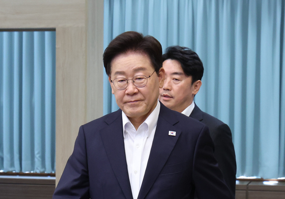 수석보좌관회의 입장하는 이재명 대통령