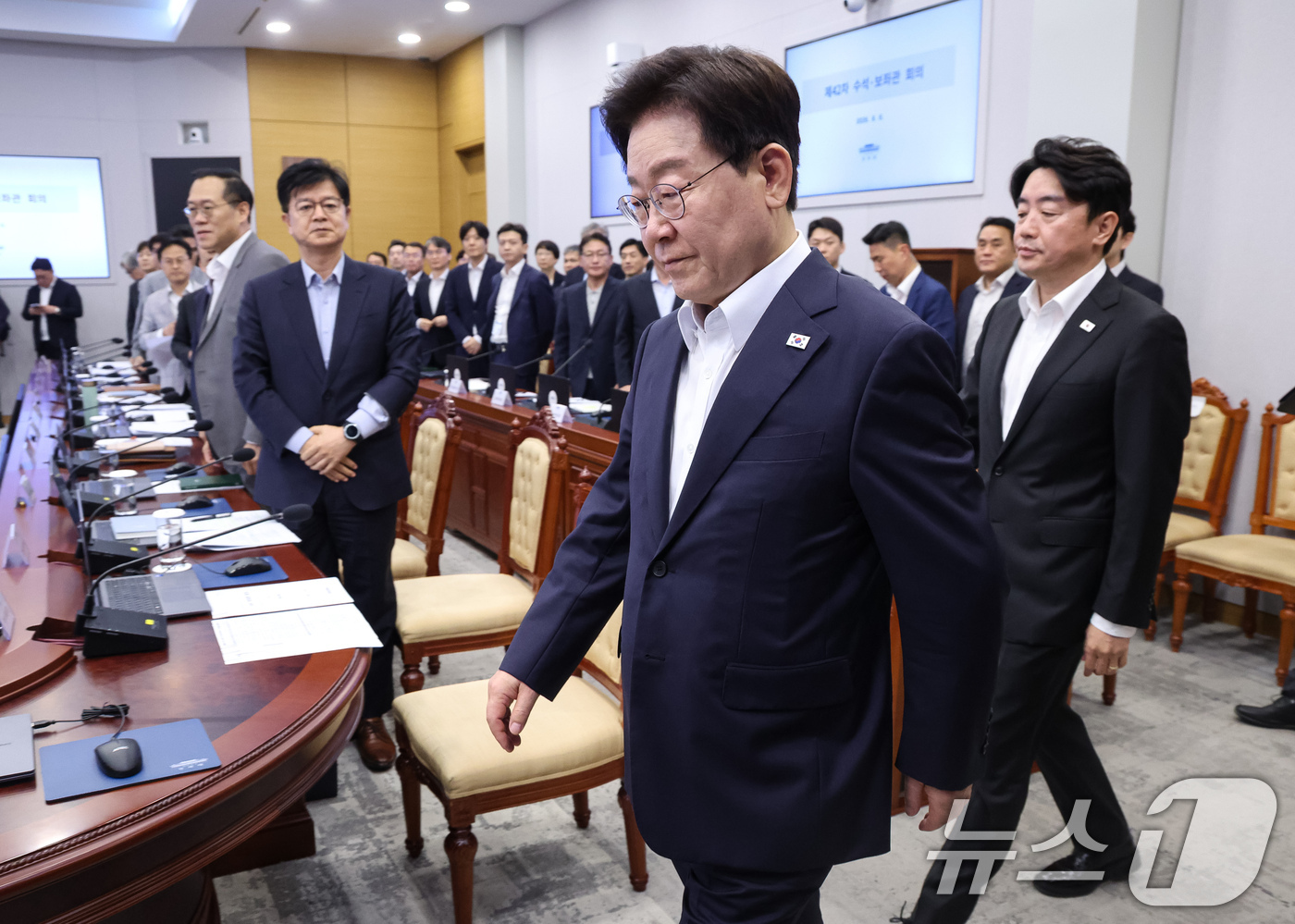(서울=뉴스1) 이재명 기자 = 이재명 대통령이 6일 청와대에서 열린 수석보좌관회의에 입장하고 있다. (청와대통신사진기자단) 2026.8.6/뉴스1