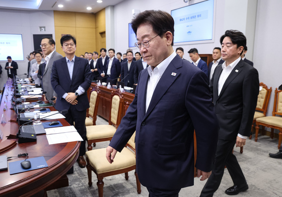 수석보좌관회의 입장하는 이재명 대통령