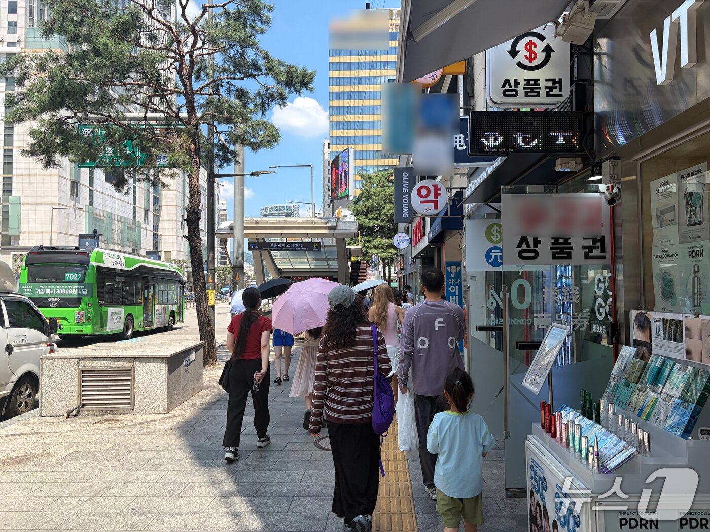 본문 이미지 - 3일 정오에 가까운 시간 서울 중구 명동에서 관광객들이 햇빛을 피해 그늘에서 걷고 있다. 2026.8.6 ⓒ 뉴스1 한수민 기자