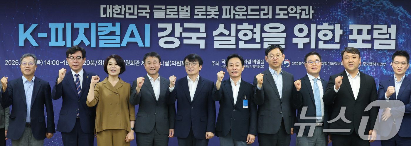 (서울=뉴스1) 신웅수 기자 = 한병도 더불어민주당 당대표 직무대행 겸 원내대표가 6일 서울 여의도 국회 의원회관에서 열린 대한민국 글로벌 로봇 파운드리 도약과 K-피지컬 AI 강 …