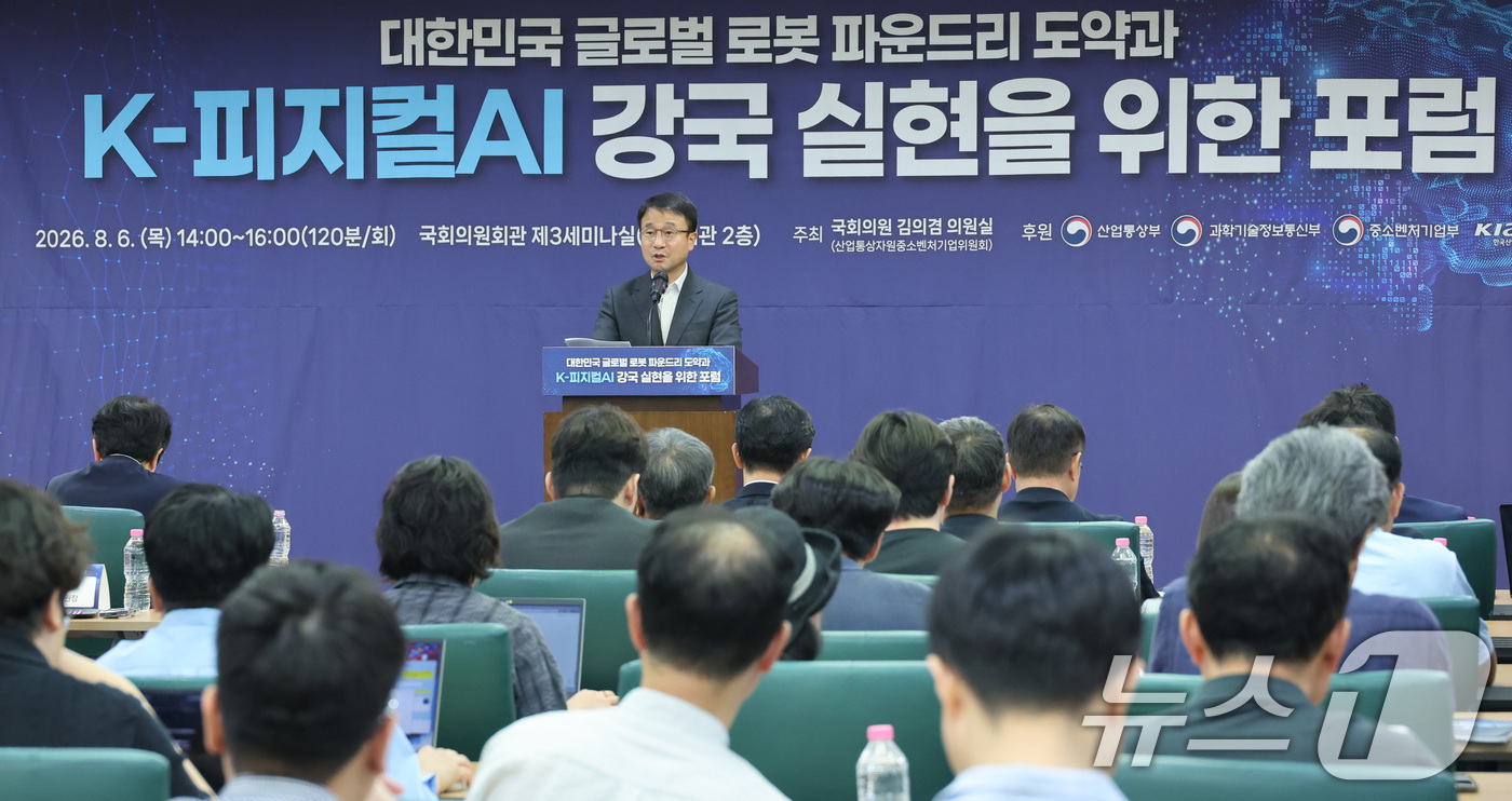 (서울=뉴스1) 신웅수 기자 = 한병도 더불어민주당 당대표 직무대행 겸 원내대표가 6일 서울 여의도 국회 의원회관에서 열린 대한민국 글로벌 로봇 파운드리 도약과 K-피지컬 AI 강 …