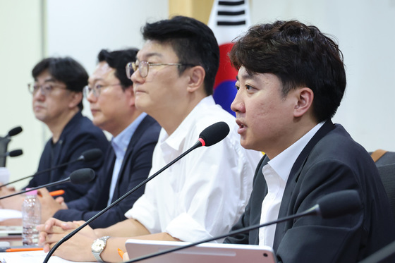 토론회 발언하는 이준석 대표