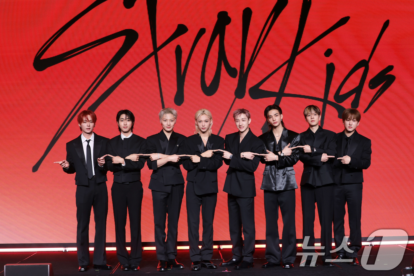 (서울=뉴스1) 권현진 기자 = 그룹 스트레이 키즈(Stray Kids)의 리노(왼쪽부터)와 한, 아이엔, 필릭스, 방찬, 현진, 승민, 창빈이 6일 서울 영등포구 콘래드 서울에서 …