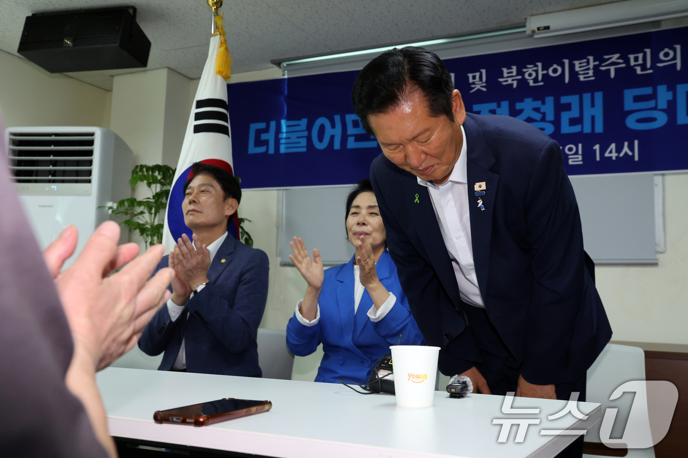(서울=뉴스1) 황기선 기자 = 정청래 더불어민주당 당대표 후보가 6일 오후 서울 마포구 마포보훈회관에서 열린 '서울경기 장애인협회 및 북한이탈주민 정책간담회'에서 인사를 하고 있 …