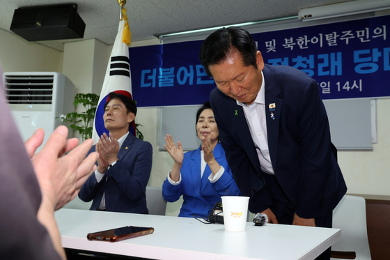 인사하는 정청래 후보